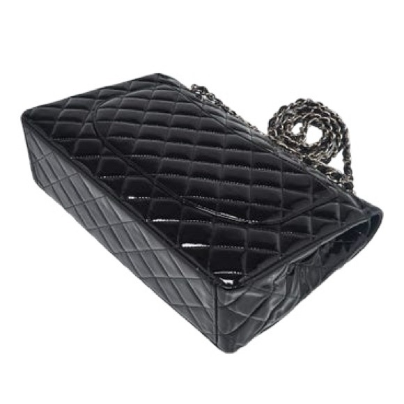 CHANEL Black quilted Patent Leather Classic Maxi Double Flap Bag - Picture 4 of 10